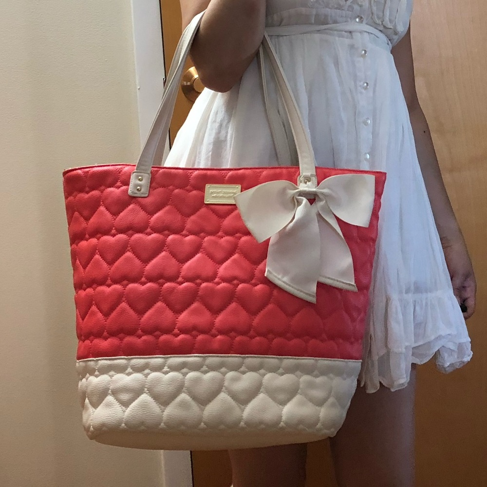 🎉PRICED TO SELL🎉 Betsey Johnson shoulder bag